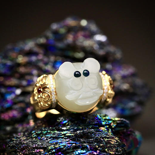 清代和田白玉萌虎戒指 商品图1