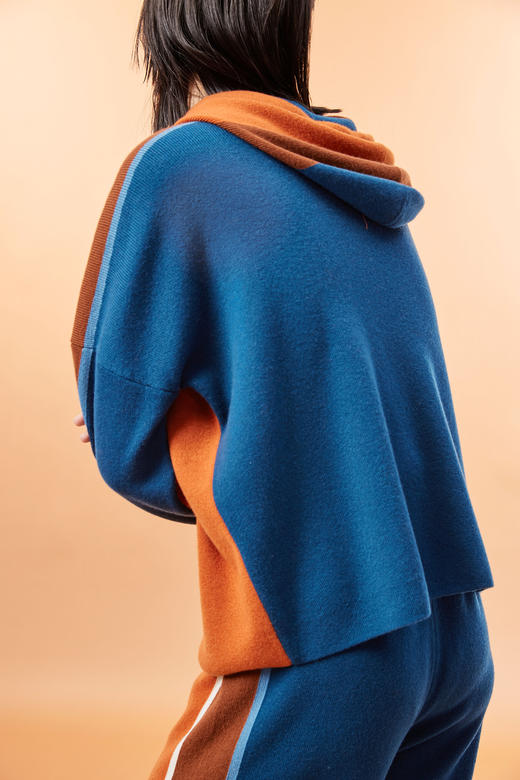  羊绒撞色运动连帽女上衣 SJF93W127N 商品图1