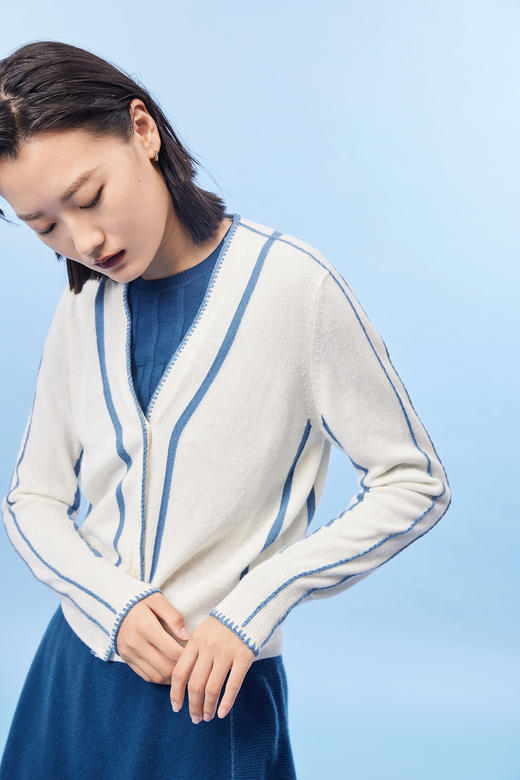 V领手工钩花羊绒女开衫 SJF93W105N 商品图7