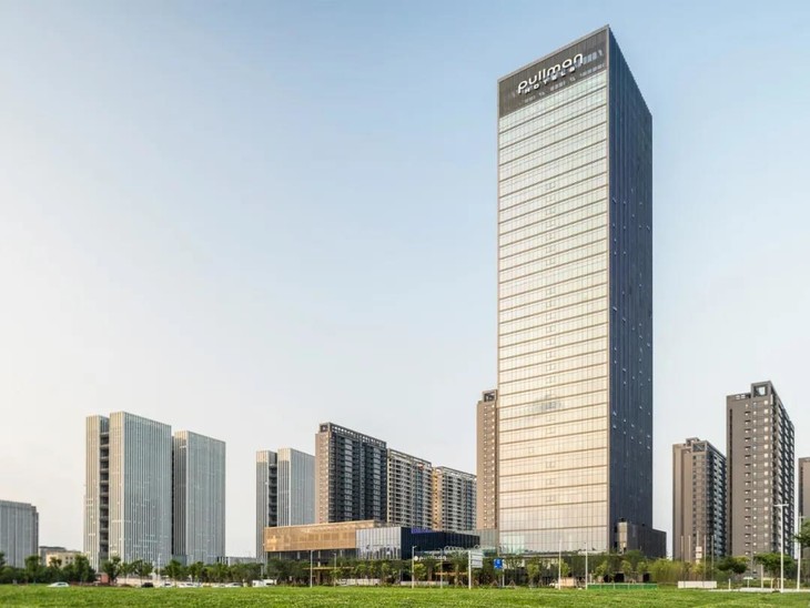 ★周末不加价★￥799起/2间夜【平湖卓越铂尔曼酒店】高级房+早餐！背靠城市绿肺，俯瞰平湖美景，另有单晚含晚餐/九龙山沙滩门票套餐可选！有效期2025年12月31日