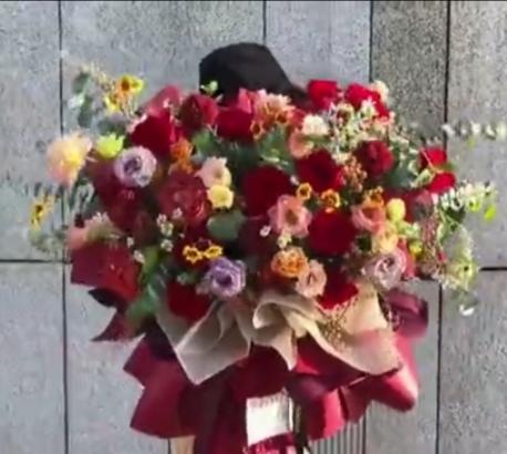 爱莎公主   红玫瑰66支，尤加利，红豆，满天星，桔梗，小雏菊，紫玫瑰11朵（4004） 商品图0