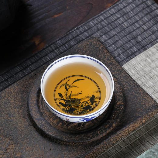 珐琅彩青花荷塘鹤影杯 商品图1