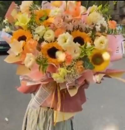 向阳而生    8朵向日葵，桔梗，尤加利，水仙百合，黄莺，栀子叶搭配（4001） 商品图0