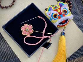 小红花胸针刺绣