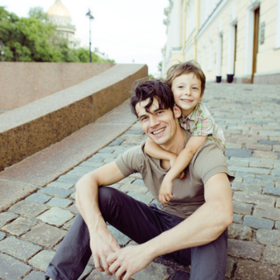  就因为亲了女儿一下，他被拖入了黑名单。 