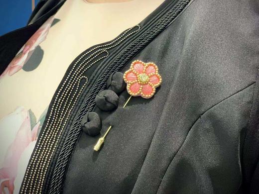 小红花胸针刺绣 商品图1