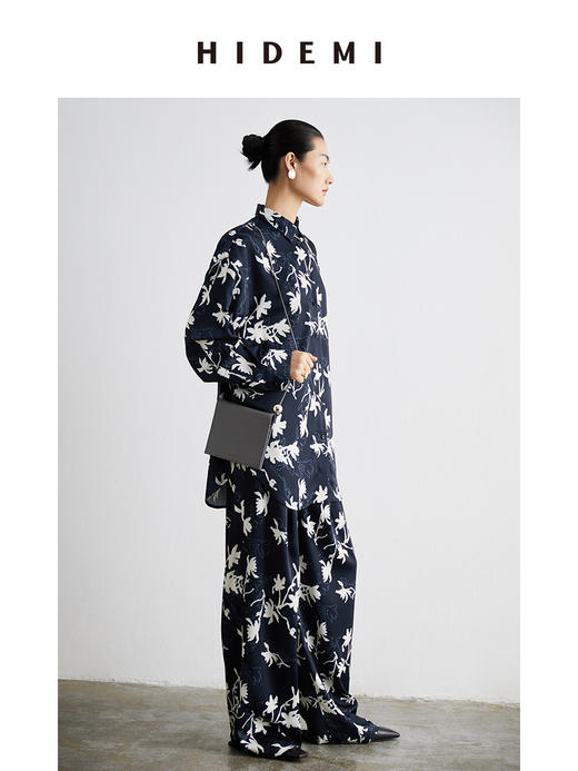 HIDEMI 艺术感手绘蓝白缎面印花自在套装 衬衫/长裤 商品图3