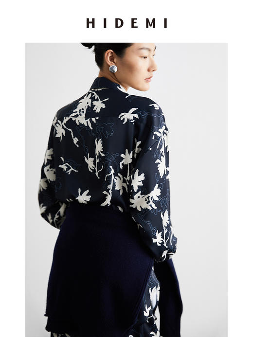 HIDEMI 艺术感手绘蓝白缎面印花自在套装 衬衫/长裤 商品图6