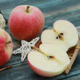 【陕西.早熟红富士苹果】 #助力乡村振兴#   红富士鲜果上市，个大饱满，水分充足，入口香甜，清甜爽脆，色香味俱佳