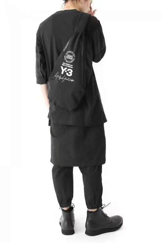 价值1000+ 元单！Y-3黑武士签名系列斜跨包运动胸包轻量化背囊 男女同款 有范上档次 质感细腻婉若肌肤 哑光有质感 日常出行/运动都很可 预售 商品图2