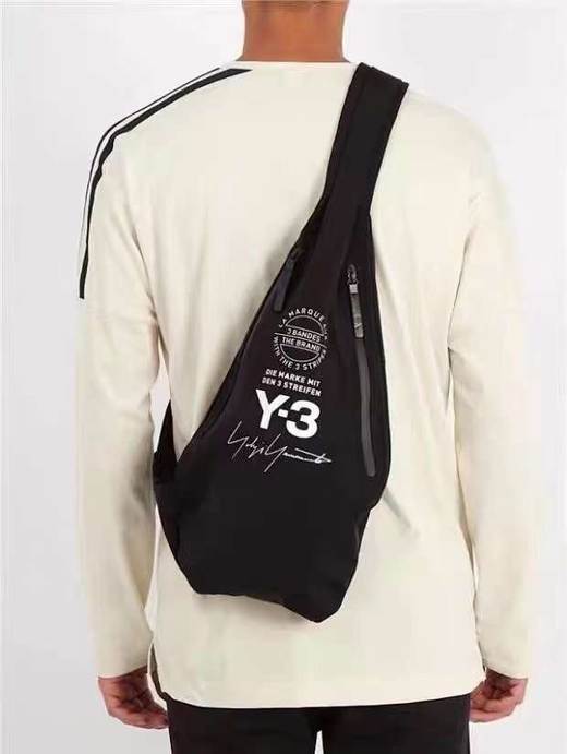 价值1000+ 元单！Y-3黑武士签名系列斜跨包运动胸包轻量化背囊 男女同款 有范上档次 质感细腻婉若肌肤 哑光有质感 日常出行/运动都很可 预售 商品图1