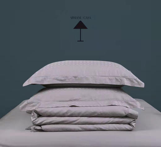 四件套。   标准码被套尺寸：200*230CM 床单尺寸：245*250CM 枕套尺寸：74*48CM 净重2700G 商品图0