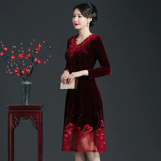 CMY69281新款优雅气质修身V领长袖拼接蕾丝刺绣中长款金丝绒连衣裙 商品图6