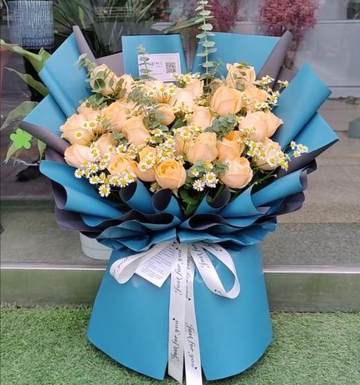 花开富贵   （4008）33朵香槟玫瑰，尤加利，阳干菊搭配 商品图0