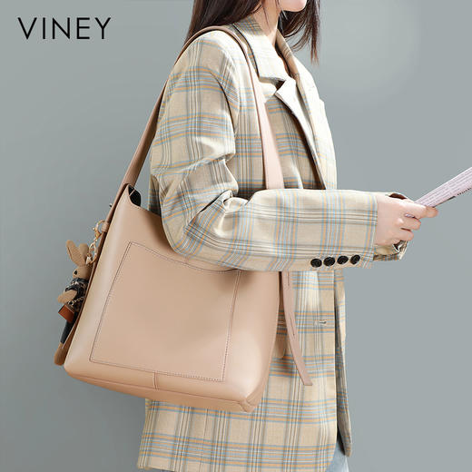 【可爱兔子挂饰  时尚通勤水桶包】包包2021新款女包腋下包Z皮水桶包时尚百搭大容量单肩包 商品图10