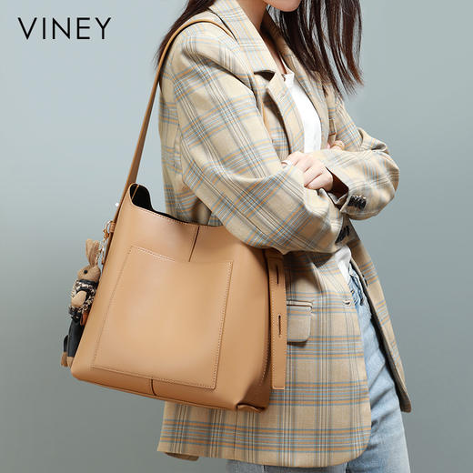 【可爱兔子挂饰  时尚通勤水桶包】包包2021新款女包腋下包Z皮水桶包时尚百搭大容量单肩包 商品图4