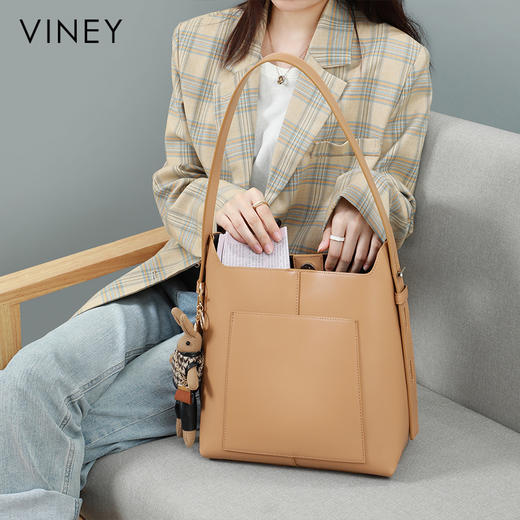 【可爱兔子挂饰  时尚通勤水桶包】包包2021新款女包腋下包Z皮水桶包时尚百搭大容量单肩包 商品图2