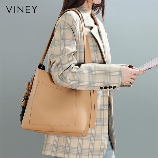 【可爱兔子挂饰  时尚通勤水桶包】包包2021新款女包腋下包Z皮水桶包时尚百搭大容量单肩包 商品图0