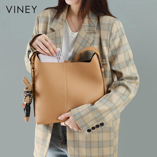 【可爱兔子挂饰  时尚通勤水桶包】包包2021新款女包腋下包Z皮水桶包时尚百搭大容量单肩包 商品图1