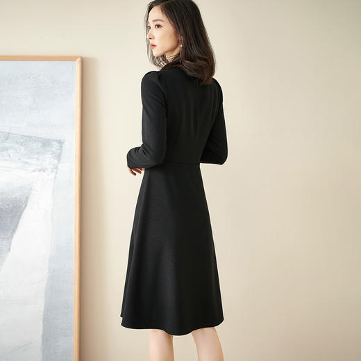 剩S 米思阳a字连衣裙2025新款秋季法式气质小众v领长袖小黑裙1628 商品图3