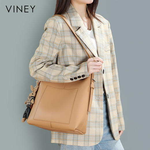 【可爱兔子挂饰  时尚通勤水桶包】包包2021新款女包腋下包Z皮水桶包时尚百搭大容量单肩包 商品图6