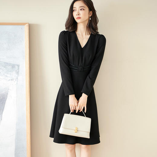 剩S 米思阳a字连衣裙2025新款秋季法式气质小众v领长袖小黑裙1628 商品图2