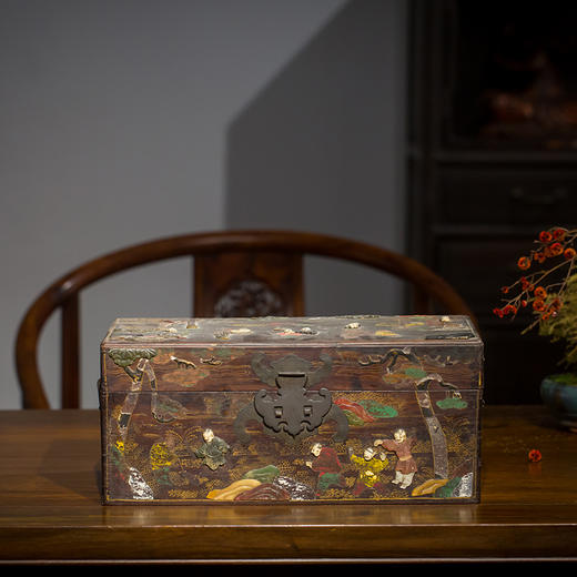 清代 红木百宝嵌描金婴戏图文房箱 商品图0