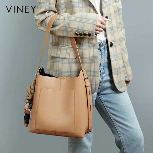 【可爱兔子挂饰  时尚通勤水桶包】包包2021新款女包腋下包Z皮水桶包时尚百搭大容量单肩包 商品图5