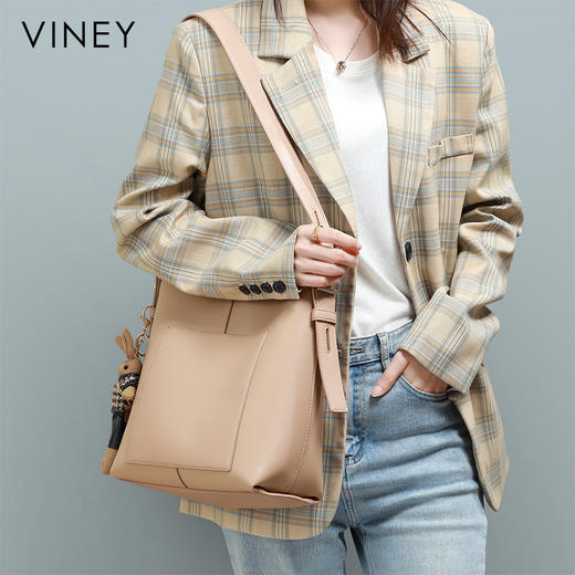 【可爱兔子挂饰  时尚通勤水桶包】包包2021新款女包腋下包Z皮水桶包时尚百搭大容量单肩包 商品图7