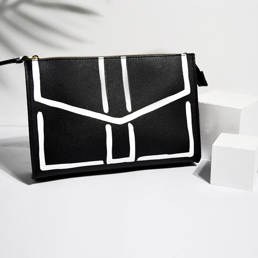 雅诗兰黛专柜 黑色信封化妆包 时尚大气复古收纳手拿包 商品图0