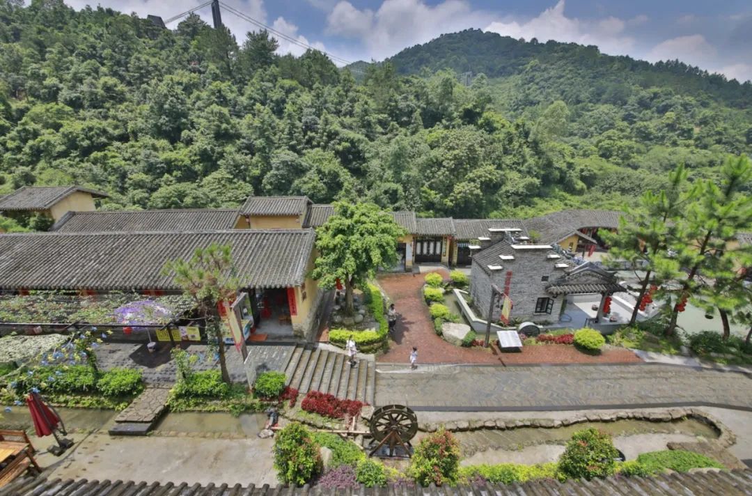 新兴天露山2021年国庆吃喝玩住酒店套票预订成功不可退改