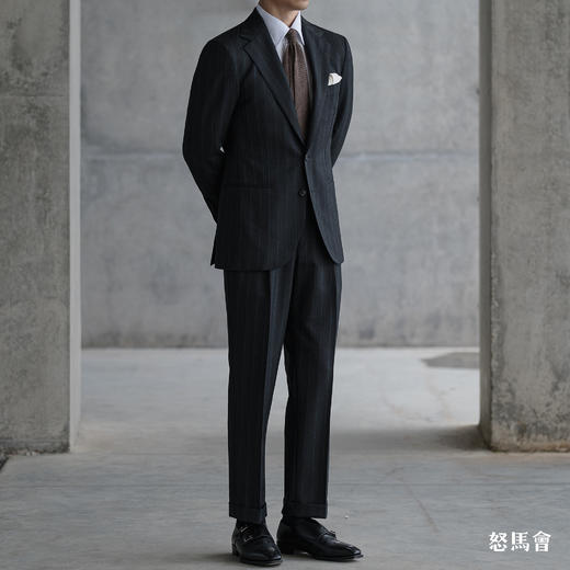 Stylbiella Knight 澳洲美丽诺羊毛360克高克重深灰色绿条纹全麻衬套装 商品图1