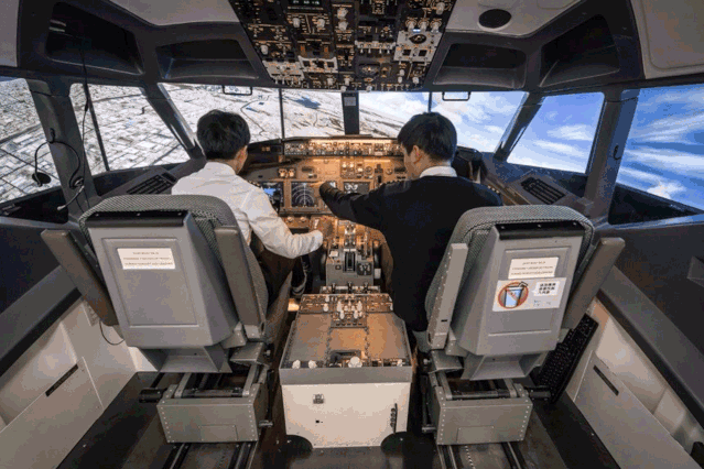 摇身一变成为小机长!穿上帅气的机长服,带