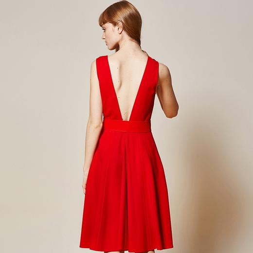 V型露背红色收腰大摆连衣裙 商品图2