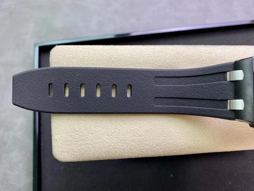 倾情致敬——爱彼AP皇家橡树离岸型系列15703/15710（可配钢带，皮带）
1.强表壳CNC打磨，呈现最细腻的拉丝纹，扫描表壳细节和倒角打磨，把爱彼特有的八角型表圈线条表达的淋漓尽致 商品图10