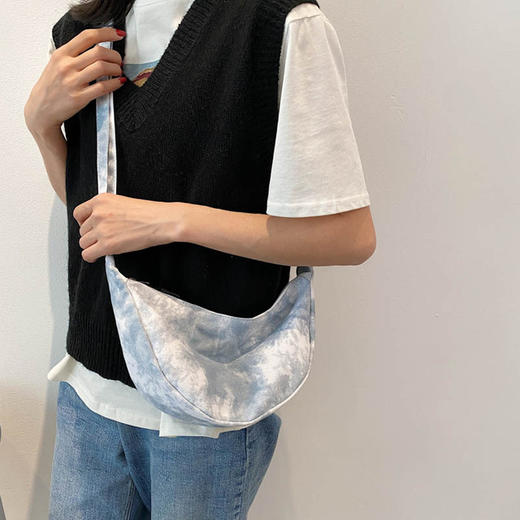 【服饰鞋包】斜跨女包流行韩版饺子包女士腰包韩版单肩斜挎女包 商品图2