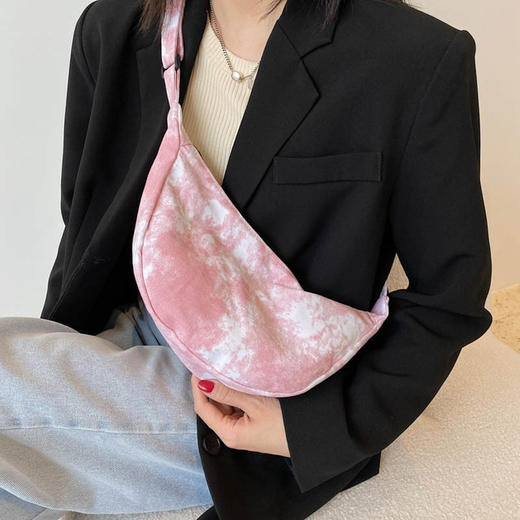 【服饰鞋包】斜跨女包流行韩版饺子包女士腰包韩版单肩斜挎女包 商品图1
