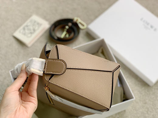 Puzzle 奶茶色荔枝纹几何包 商品图1