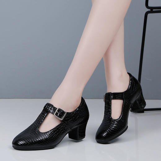 夏季真皮舞蹈鞋女外穿新款跳舞鞋中跟广场舞鞋妈妈软底摩登水兵舞 商品图3