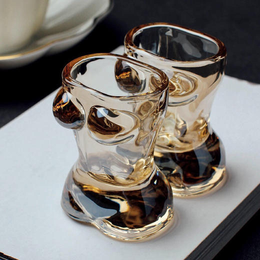 美女小酒杯-创意美女造型小酒杯一白色/琥珀色随机发货-会员6折 商品图1