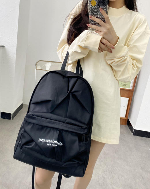 价值4400 十一出游福利 大王褶皱双肩包，境外货！今天给大家福利价，千万别错过！这种有设计感的东西设计本身都值那么多了！ 商品图2