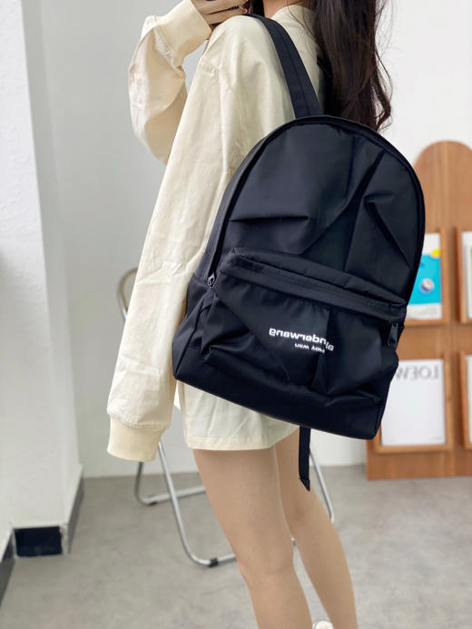 价值4400 十一出游福利 大王褶皱双肩包，境外货！今天给大家福利价，千万别错过！这种有设计感的东西设计本身都值那么多了！ 商品图4