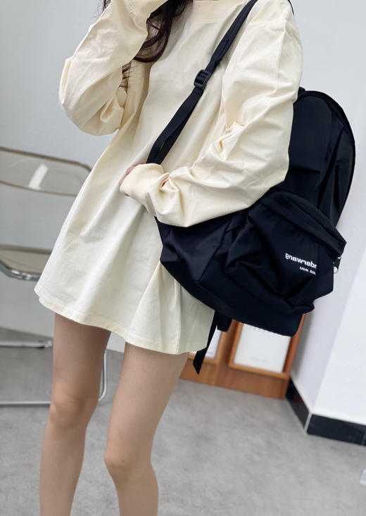 价值4400 十一出游福利 大王褶皱双肩包，境外货！今天给大家福利价，千万别错过！这种有设计感的东西设计本身都值那么多了！ 商品图0