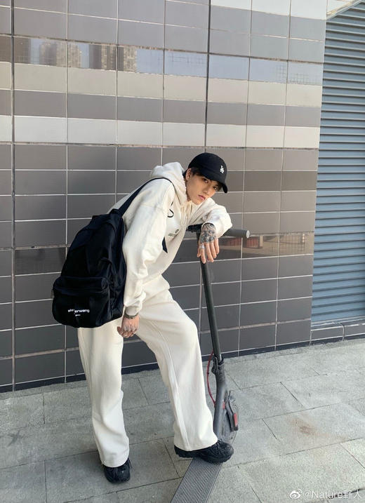 价值4400 十一出游福利 大王褶皱双肩包，境外货！今天给大家福利价，千万别错过！这种有设计感的东西设计本身都值那么多了！ 商品图6