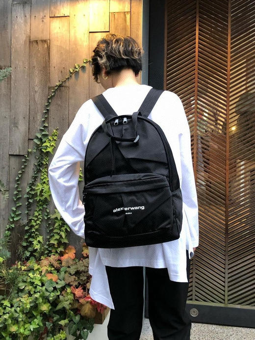 价值4400 十一出游福利 大王褶皱双肩包，境外货！今天给大家福利价，千万别错过！这种有设计感的东西设计本身都值那么多了！ 商品图5