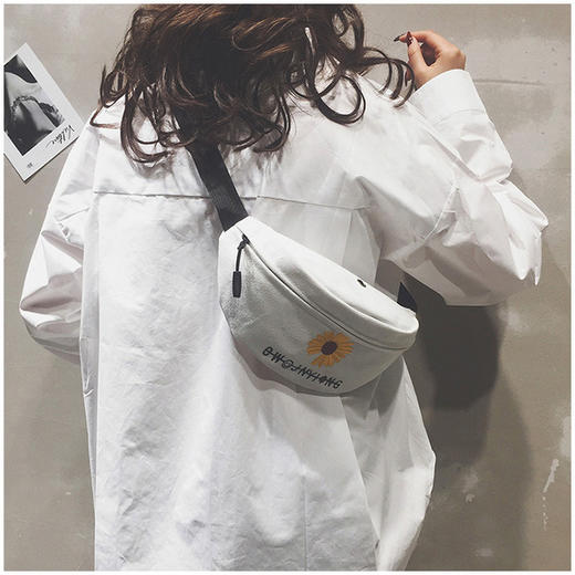 【服饰鞋包】新款帆布菊花女包ins日系原宿清新斜挎包时尚潮流可爱单肩包 商品图0