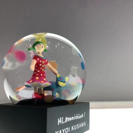 草间弥生-女孩与狗-水晶球 商品图1