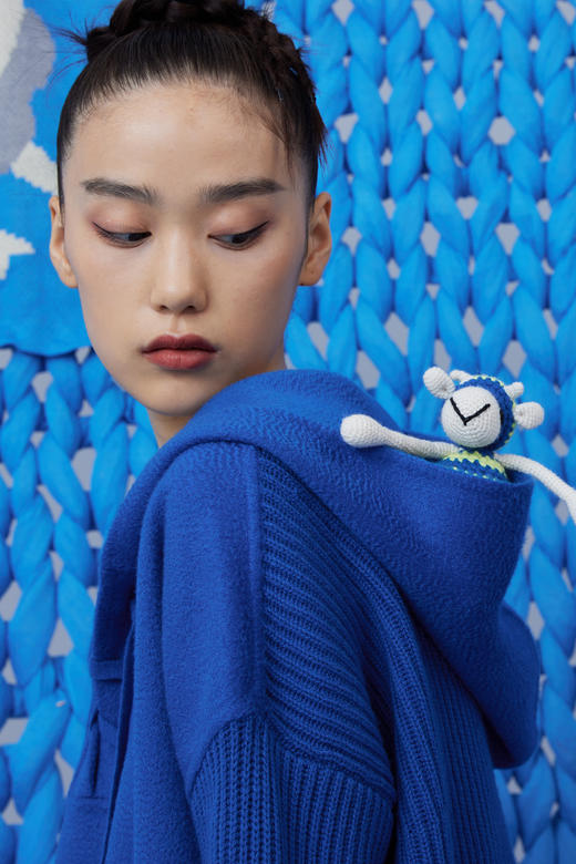 针梭相拼连帽羊绒女上衣 SJF92W135N 商品图3