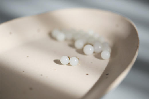 Qinny | 琵琶珠玉 ｜18K金和田玉子料白玉经典耳钉圆珠简约质感 商品图10