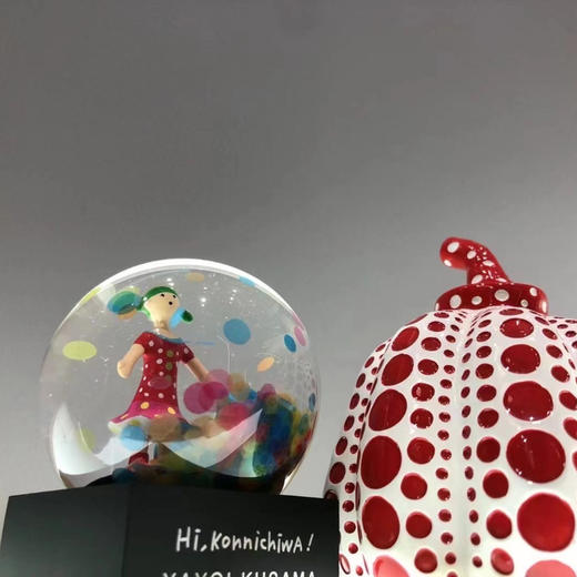 草间弥生-女孩与狗-水晶球 商品图0